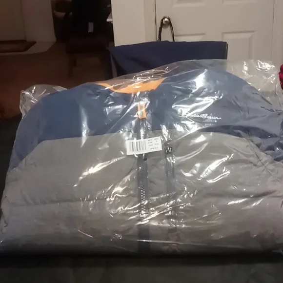 Eddie Bauer Boys' Classic Down Hooded Jacket NWT Sizes Small & Medium - Picture 4 of 5